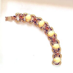 Vintage amber yellow and gold tone bracelet. Excellent condition.